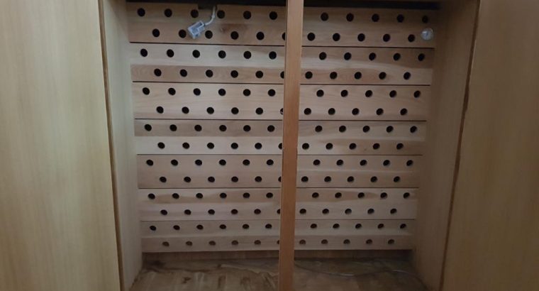 Vinoteca 150×145 de roble con capacidad de 161 botellas