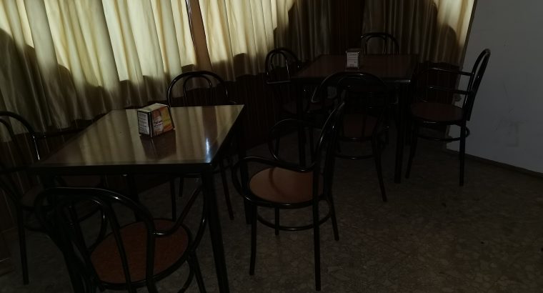 Vendo 26 sillas 7 mesas y 7 taburetes de bar