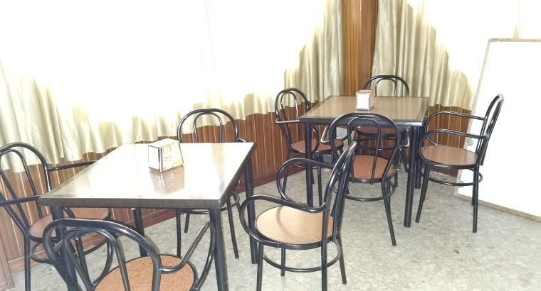 Vendo 26 sillas 7 mesas y 7 taburetes de bar