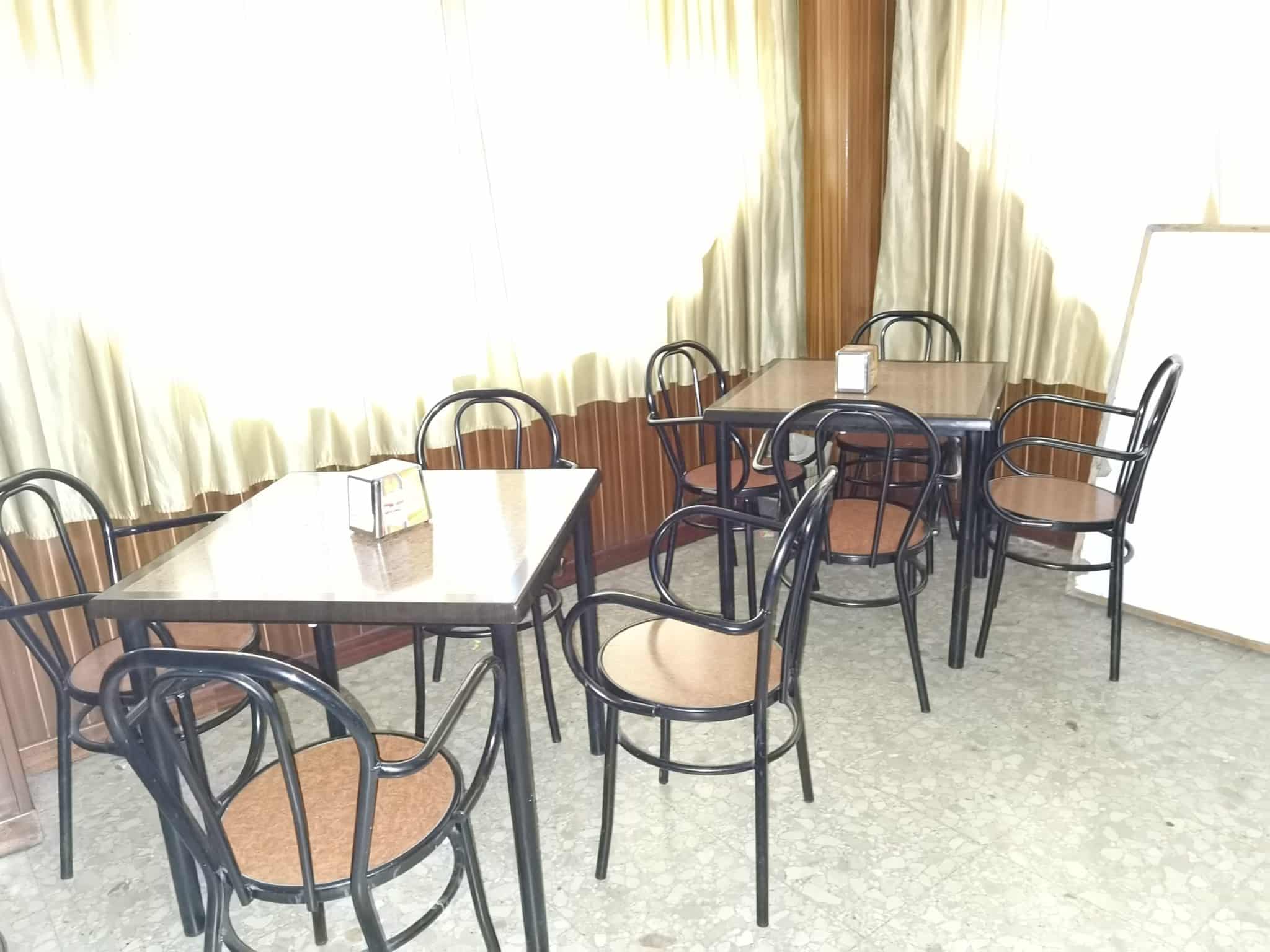 Vendo 26 sillas 7 mesas y 7 taburetes de bar