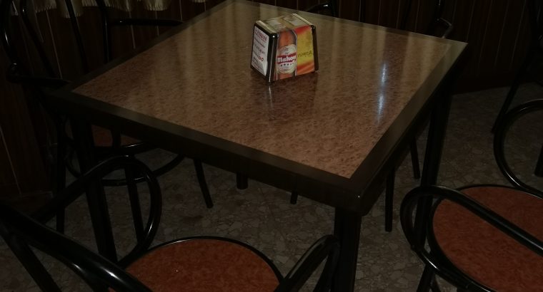 Vendo 26 sillas 7 mesas y 7 taburetes de bar