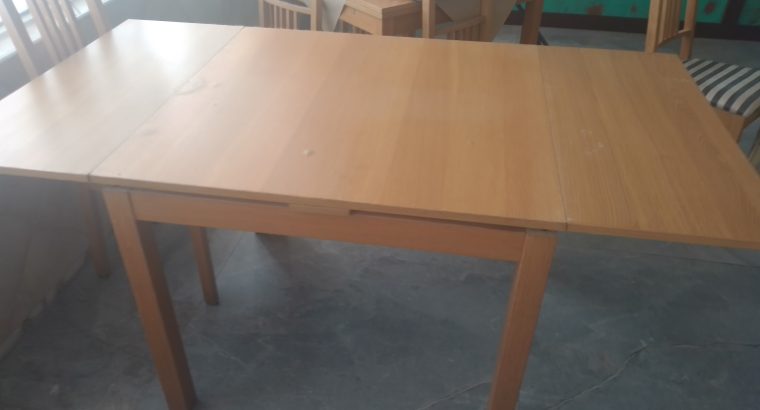 mesas 90×90 màs dos alas de 40cm cada una con sillas