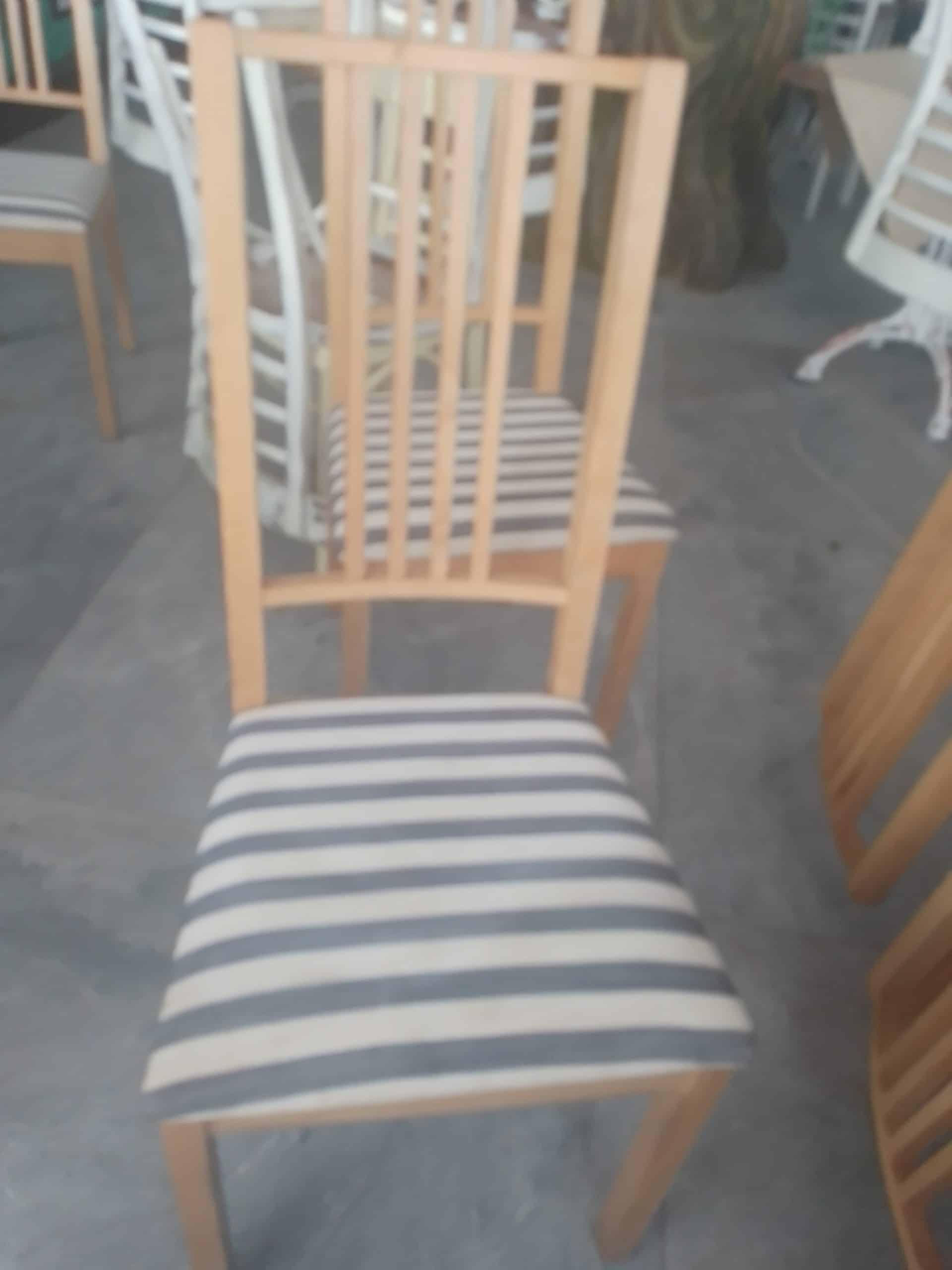 mesas 90×90 màs dos alas de 40cm cada una con sillas