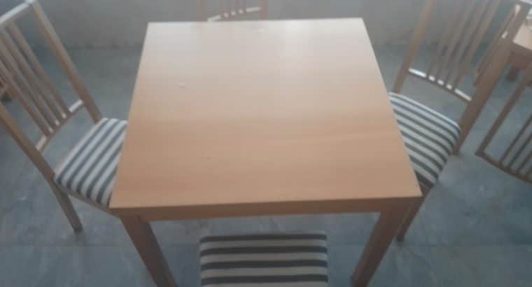 mesas 90×90 màs dos alas de 40cm cada una con sillas