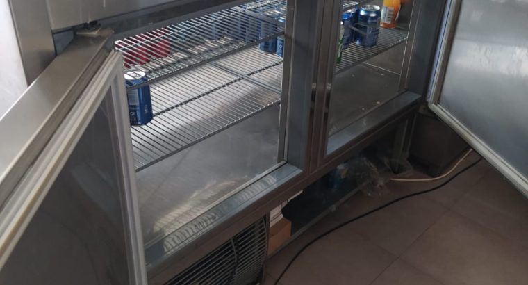 Vitrina refrigerada marca Coreco
