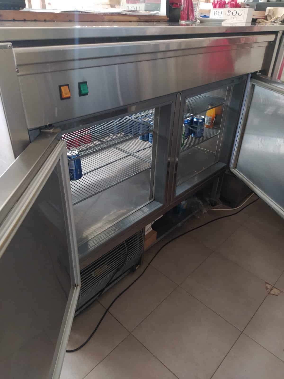 Vitrina refrigerada marca Coreco