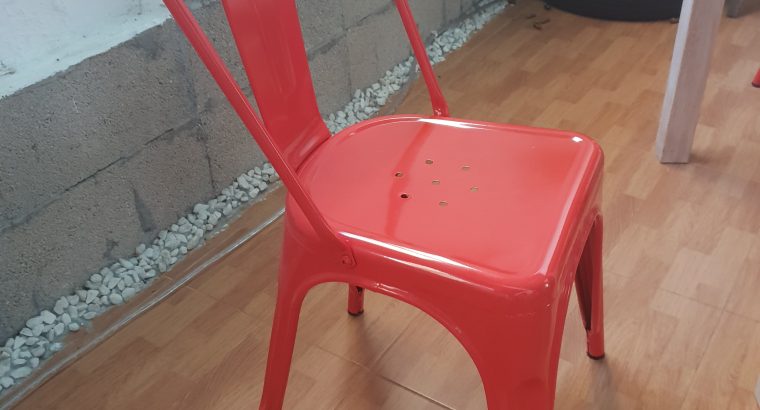 Se venden sillas y mesas para restaurante