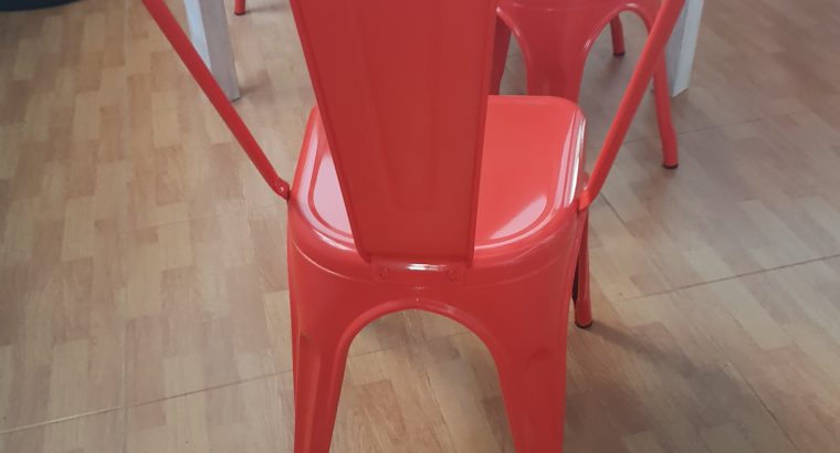 Se venden sillas y mesas para restaurante