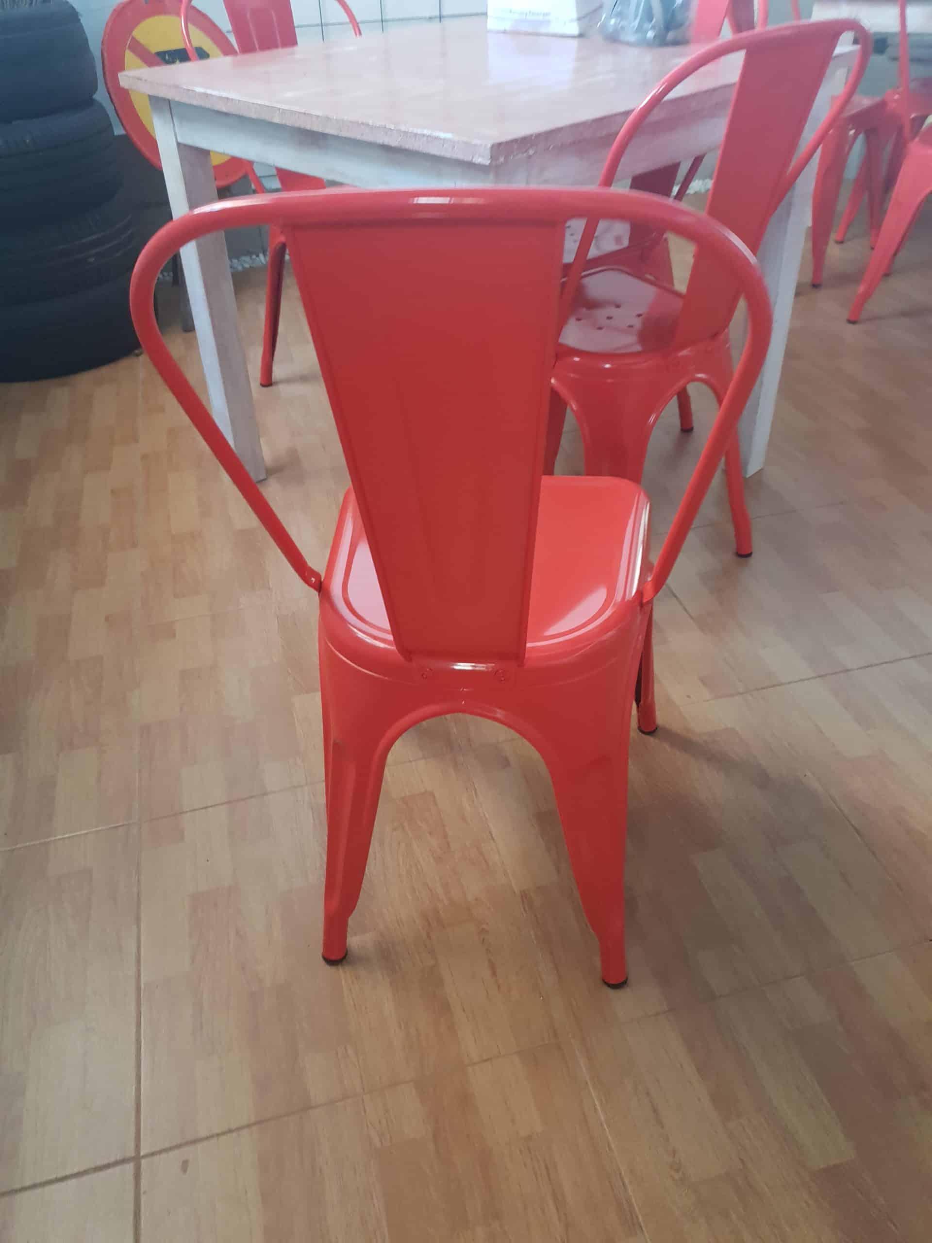 Se venden sillas y mesas para restaurante