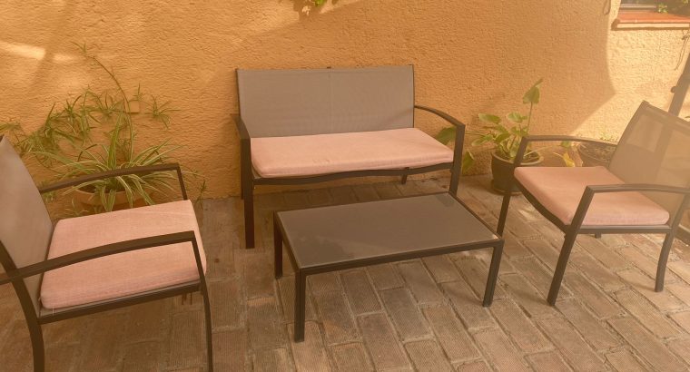 Conjunto mesa baja, 2 sillas y banco doble terraza con cojines