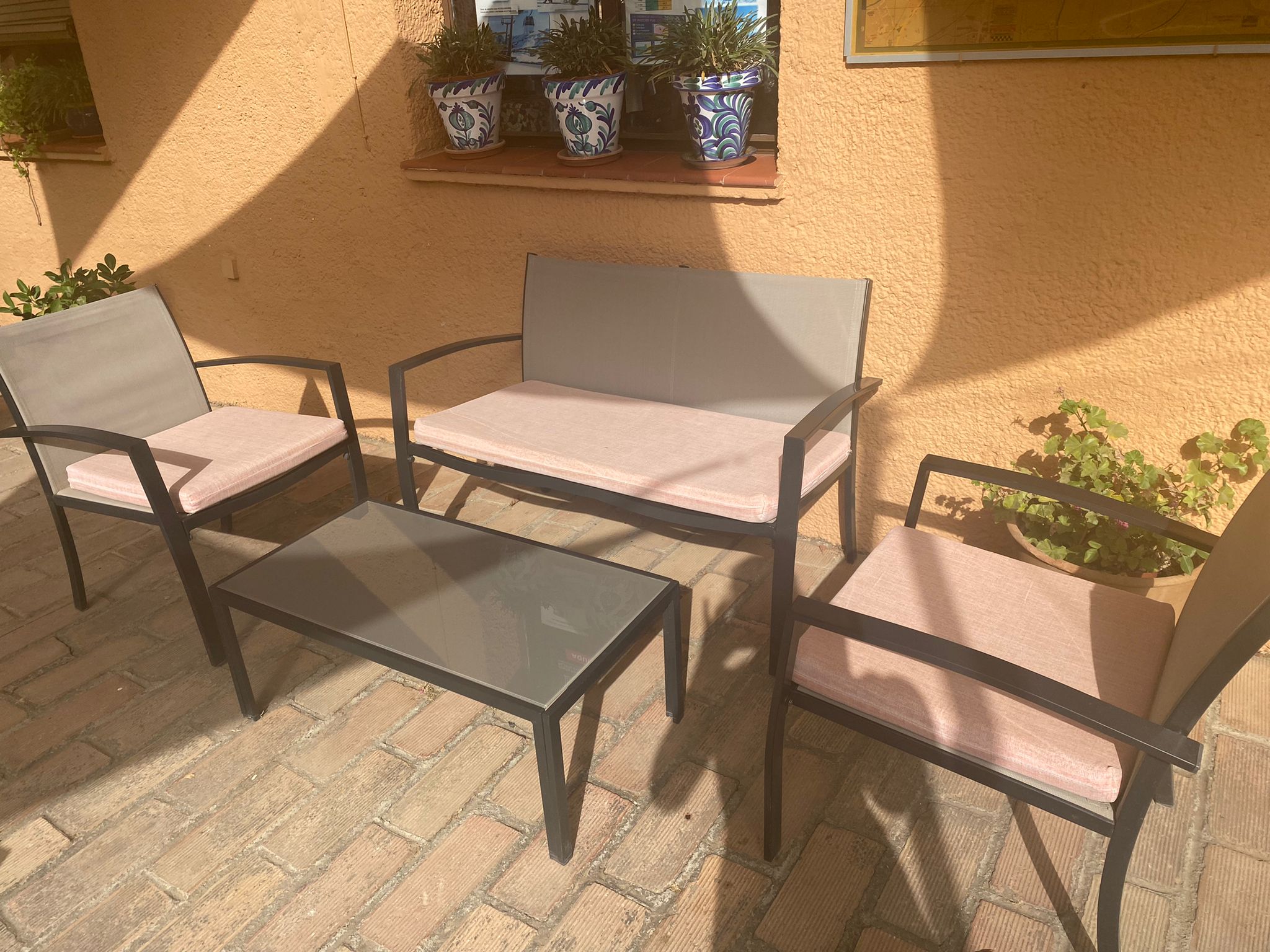 Conjunto mesa baja, 2 sillas y banco doble terraza con cojines