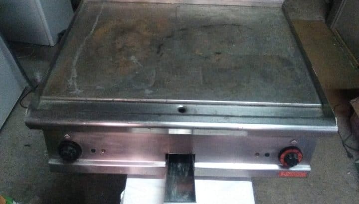 Cocina fogones y horno, freidora, plancha y cortafiambres