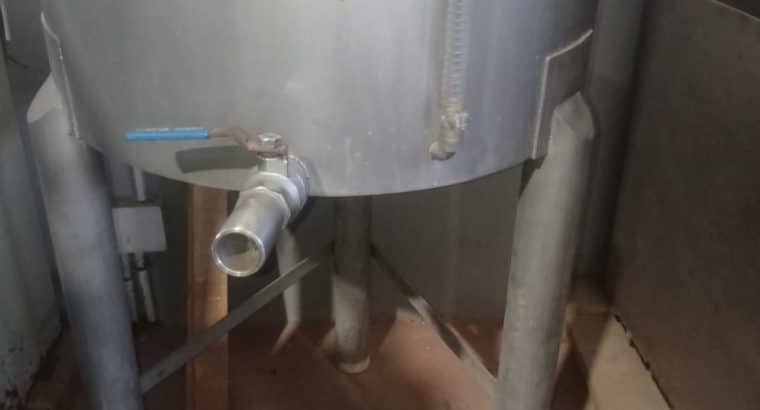 Deposito agitador construido totalmente acero inoxidable, con motor agitador trifásico, cuadro eléctrico de control.