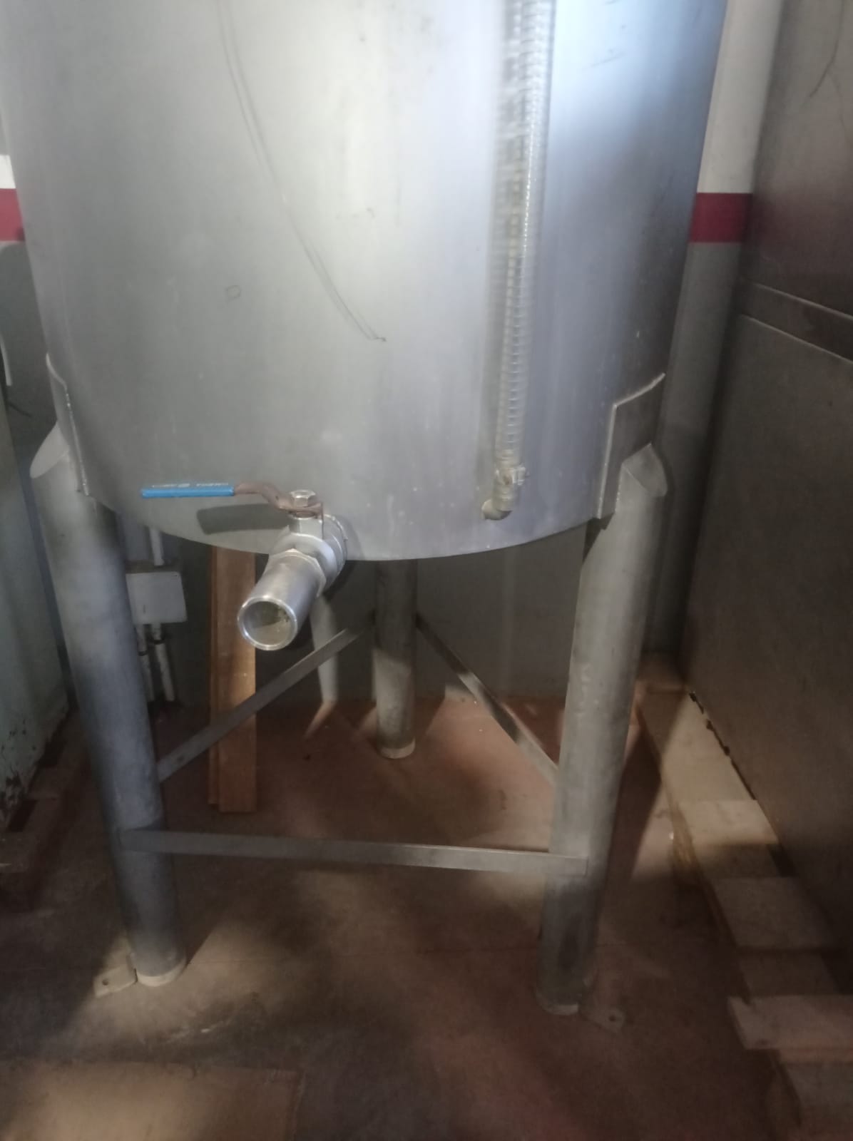 Deposito agitador construido totalmente acero inoxidable, con motor agitador trifásico, cuadro eléctrico de control.