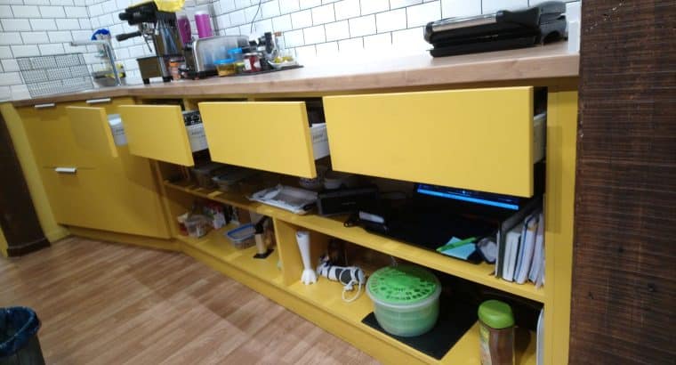 MESA DE TRABAJO + FREGADERO + HABITÁCULO BASURA