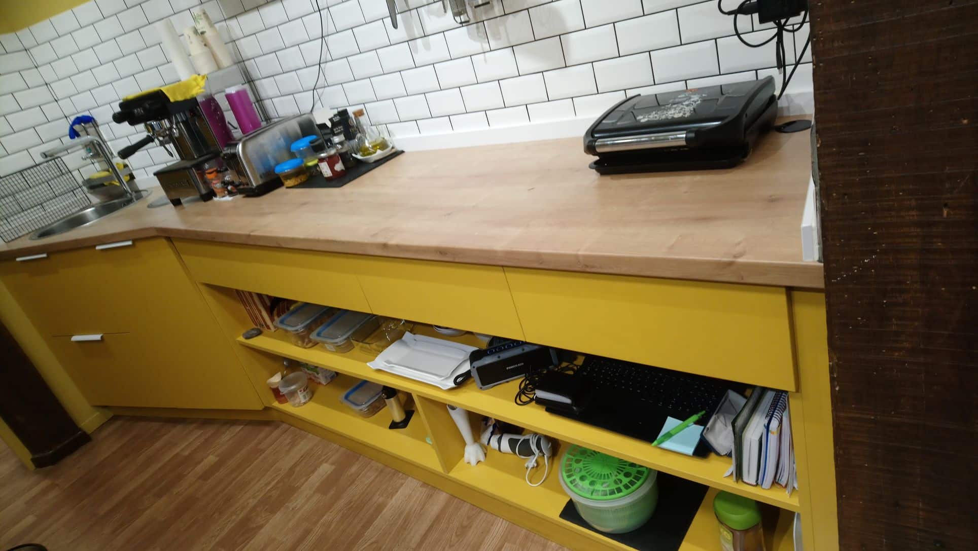 MESA DE TRABAJO + FREGADERO + HABITÁCULO BASURA