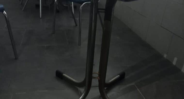 Mesas, sillas y taburetes