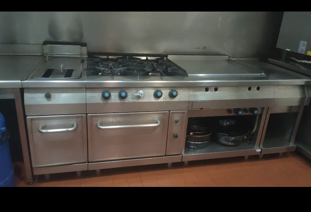 Vendo cocina 4 fuegos, freidora, plancha