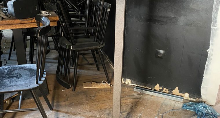 Mesa alta de hierro y madera