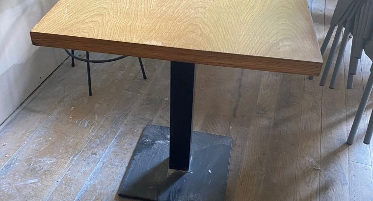 Mesa de hierro y madera. 10 unidades