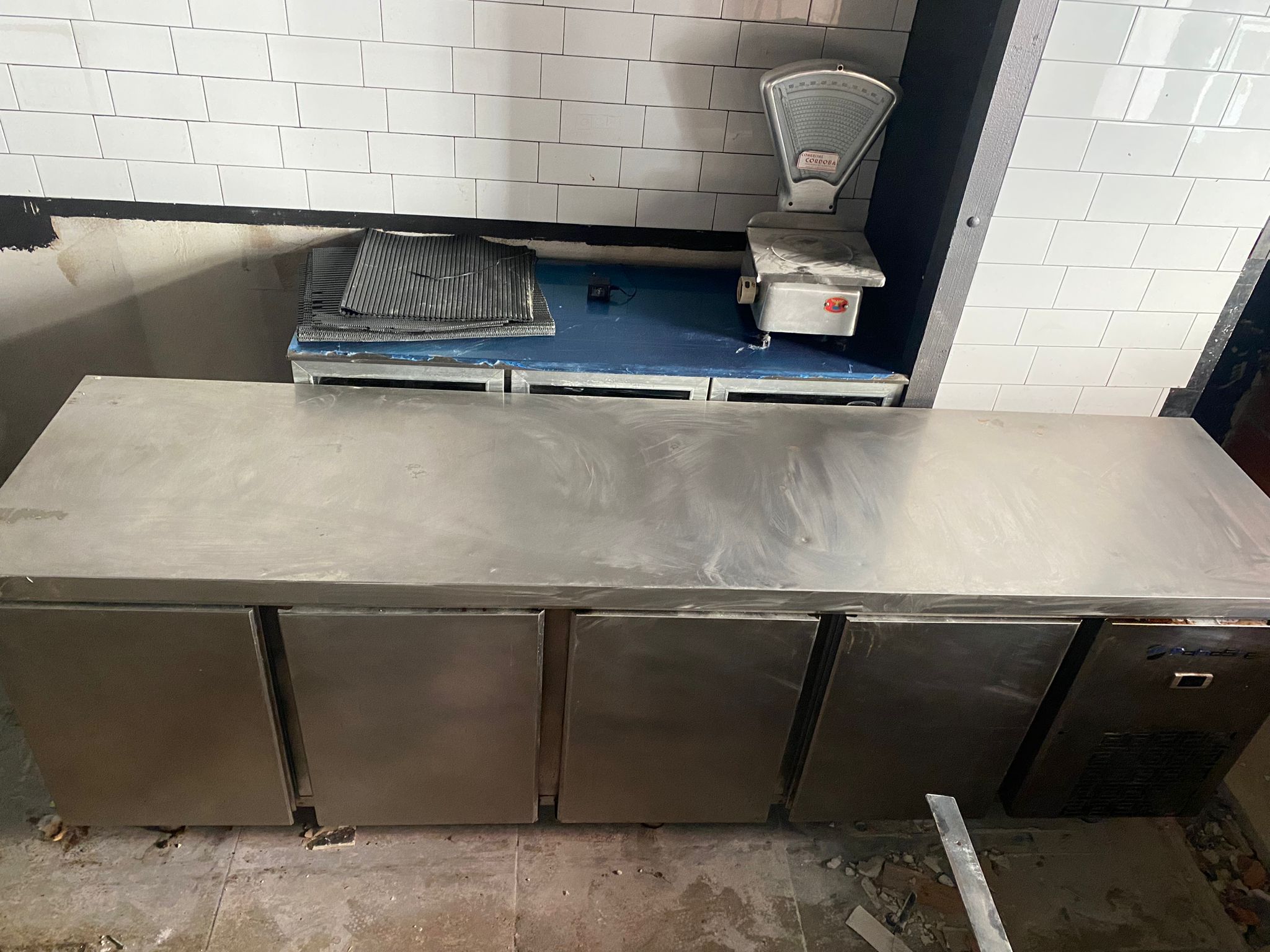 Bajo mostrador refrigerado acero inoxidable 4 puertas