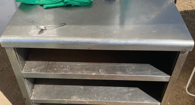 Mesa de servicio acero inoxidable con estantes