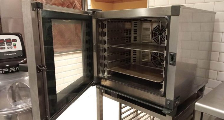 BAKERTOP MIND.MapsTM PLUS es el horno combinado inteligente con autolimpieza para panadería y confitería.