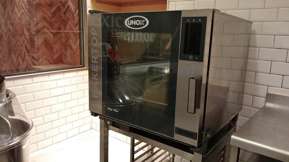 BAKERTOP MIND.MapsTM PLUS es el horno combinado inteligente con autolimpieza para panadería y confitería.