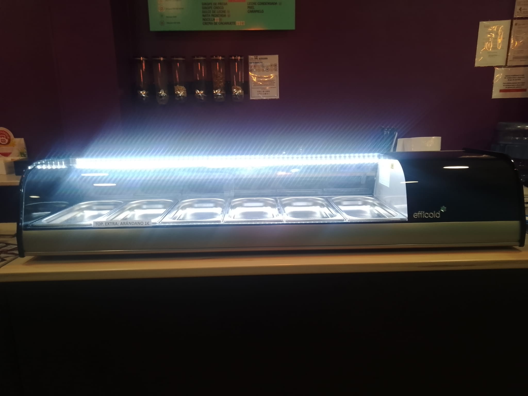 Vitrina Curvada 6/B NEGRA, REFRIGERADA.