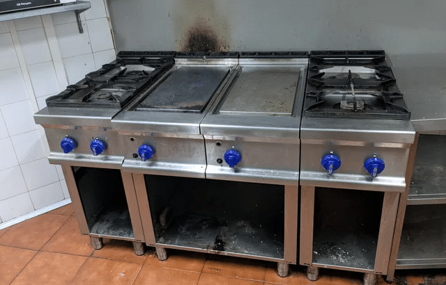 Cocina a gas, Repagas. 4 fuegos y 2 planchas.