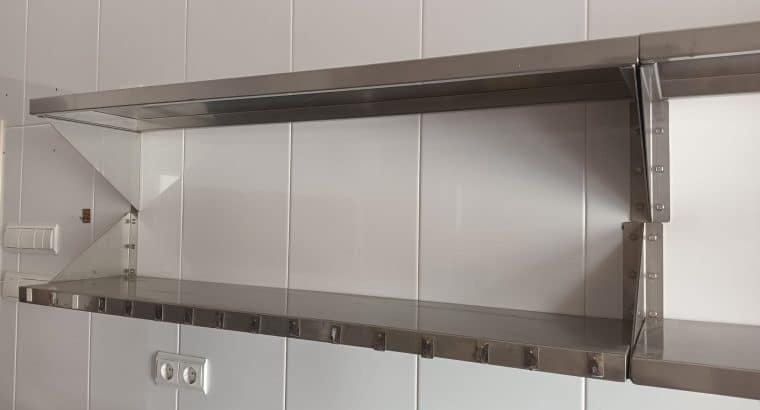 ESTANTERÍAS DE ACERO INOX CON SOPORTES