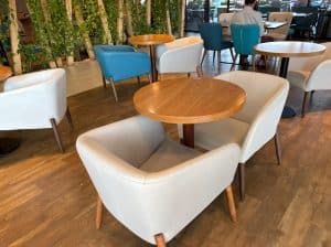 12 mesas redondas y 11 butacas para cafeteria o r