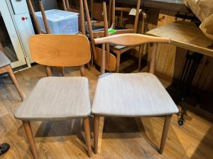 Sillas de madera clara con asiento beige