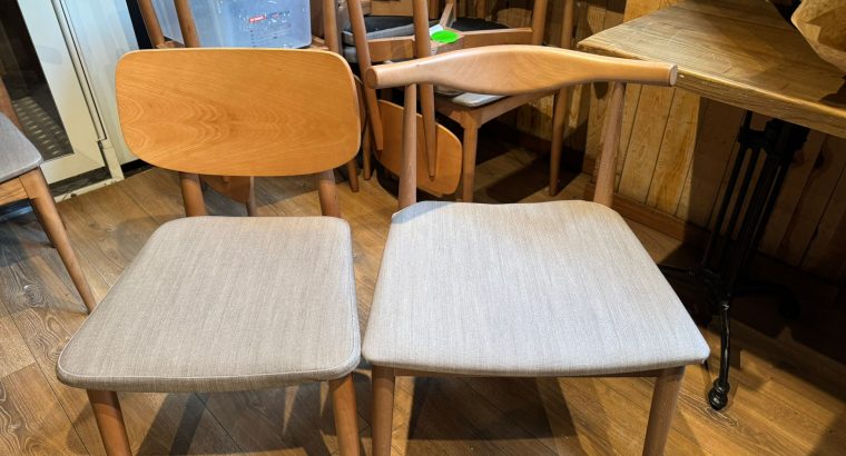 Sillas de madera clara con asiento beige