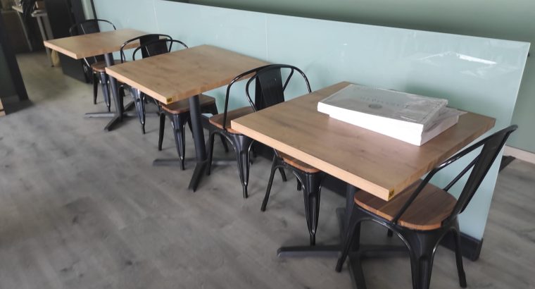 Mesas y sillas de madera y metal