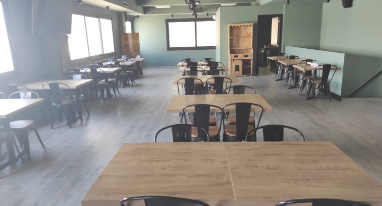 Mesas y sillas de madera y metal