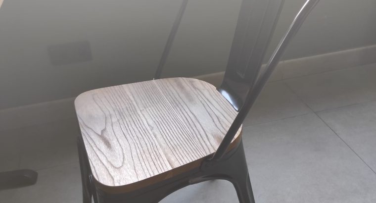 Mesas y sillas de madera y metal