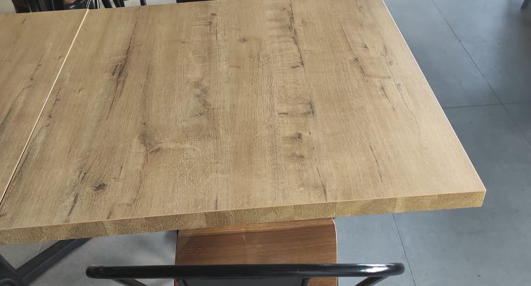 Mesas y sillas de madera y metal