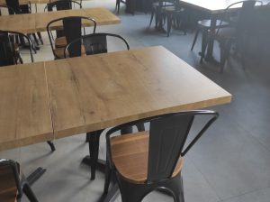 Mesas y sillas de madera y metal