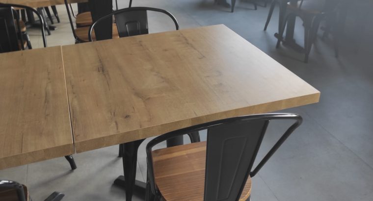 Mesas y sillas de madera y metal