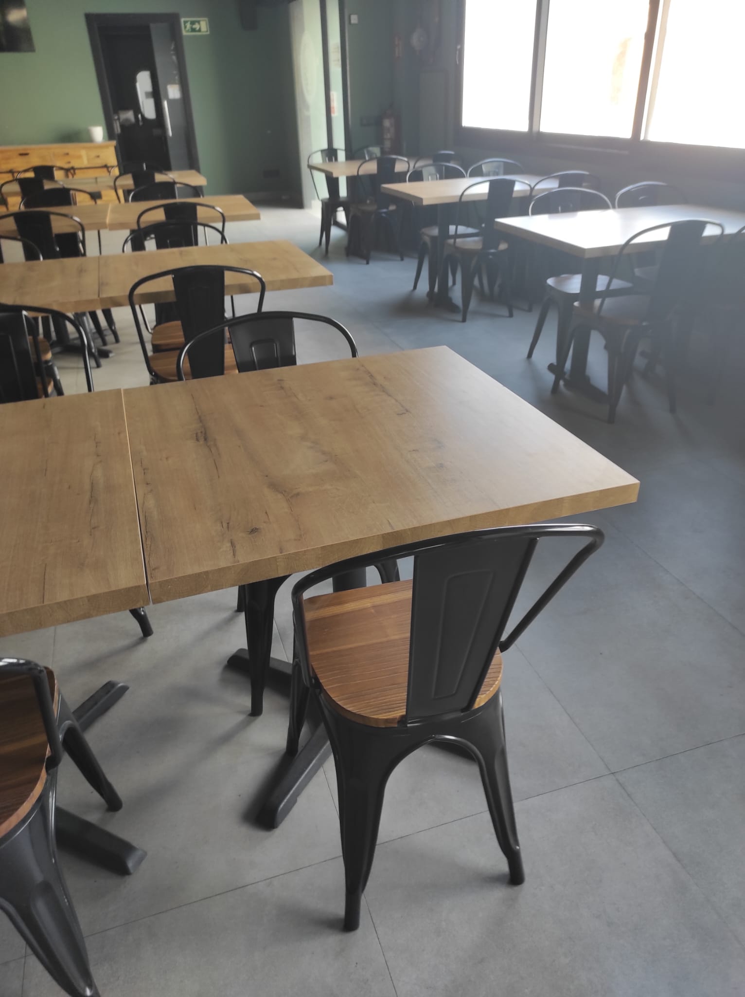 Mesas y sillas de madera y metal