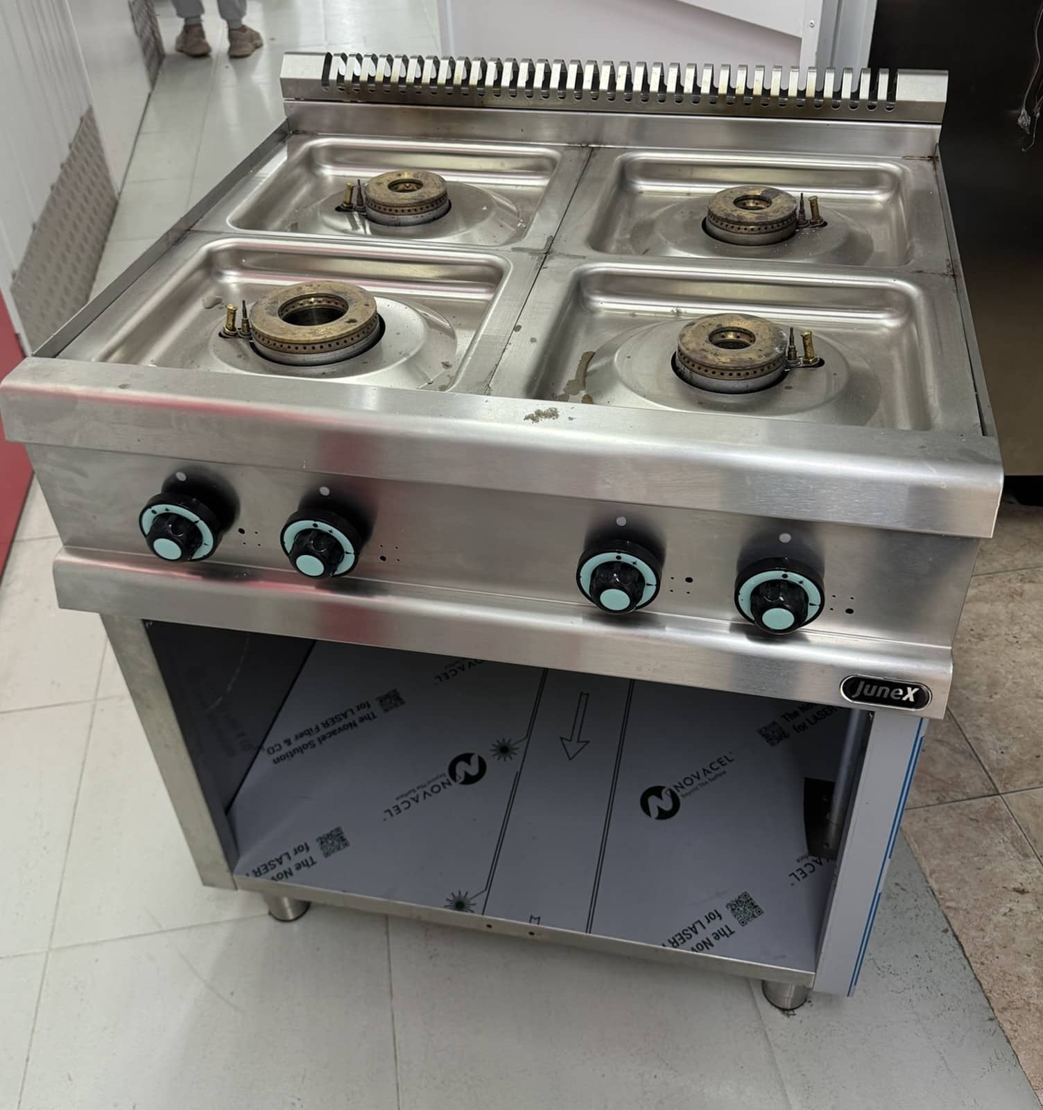 Cocina industrial a gas Junex de 4 fuegos