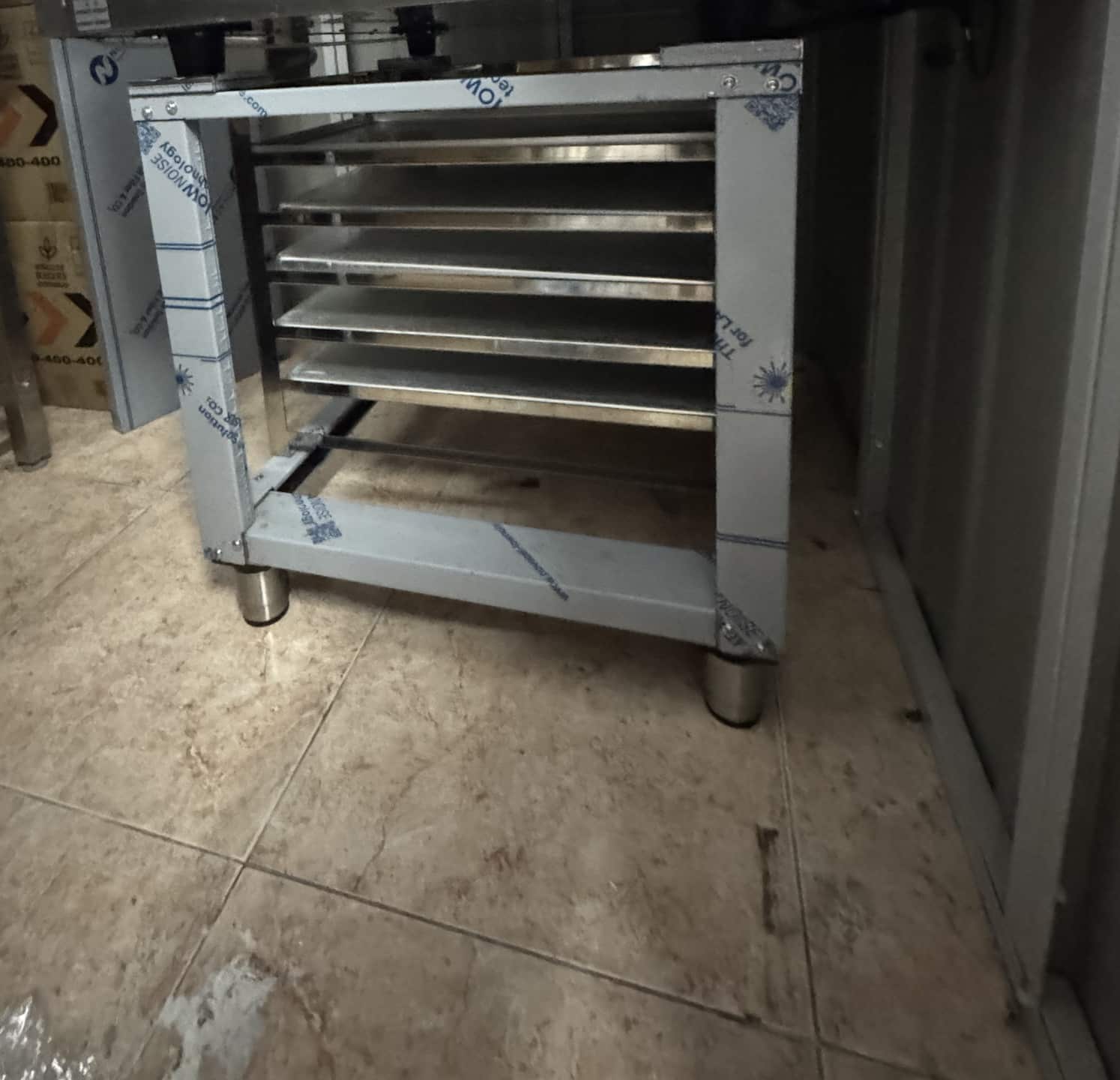 Soporte metálico con guías para horno