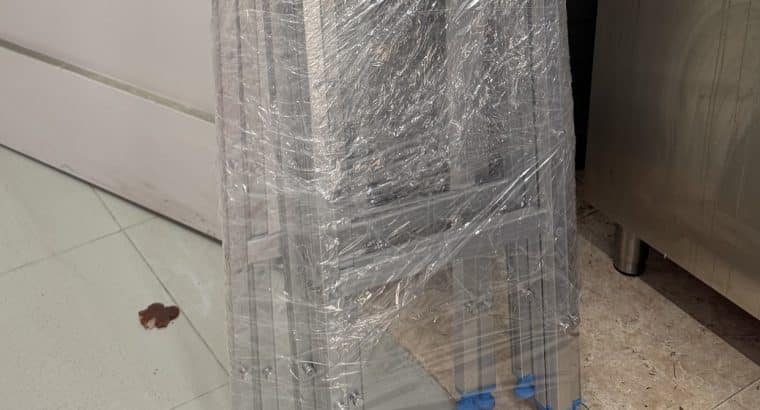 Estantería de aluminio desmontada